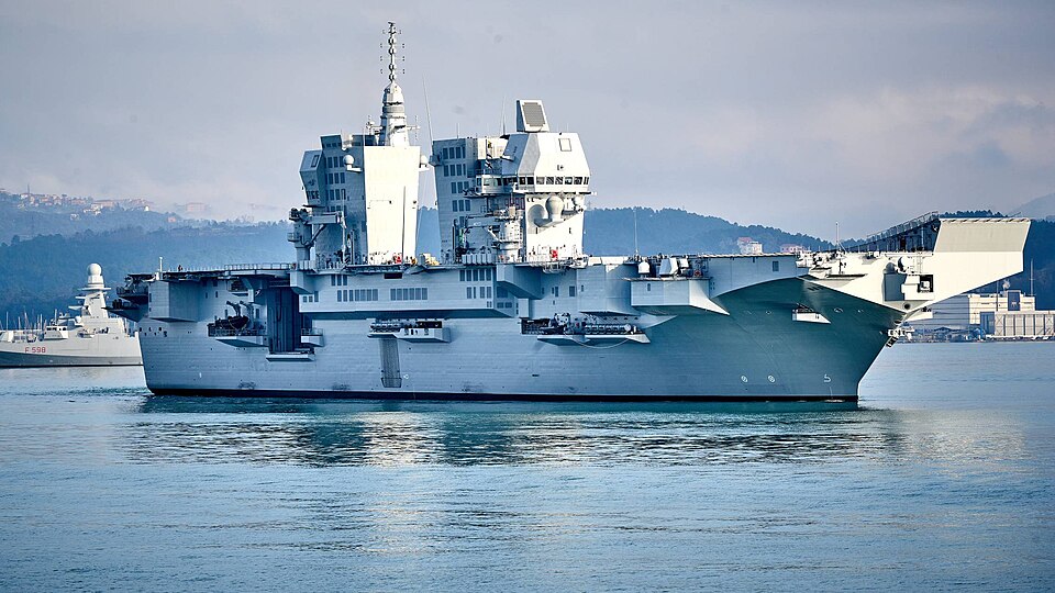 Nave Trieste della Marina Militare vista lateralmente, con ponte di volo e sovrastruttura